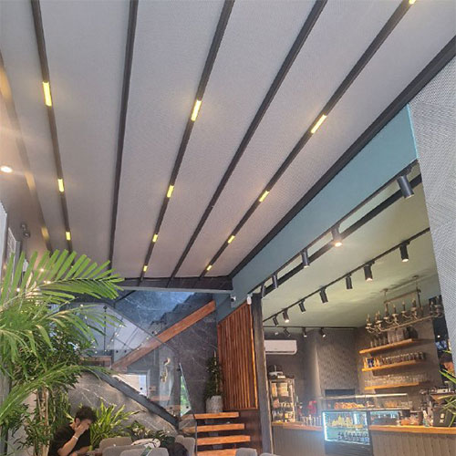 سقف پارچهای جمعشو متصل به دیوار برای فضای باز کافی شاپ