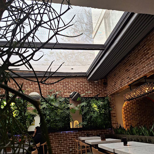 سقف پارچه ای متحرک طوسی بهترین انتخاب برای دو کاربری کردن فضای کافه و رستوران