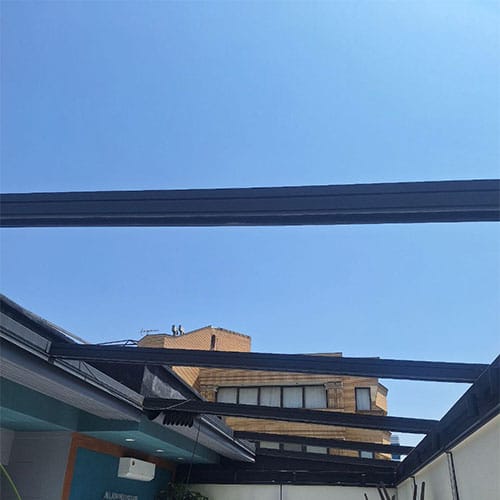 سقف پارچه ای متحرک با داشتن کنترل از راه دور برای شما دو فضا را محیا می کند