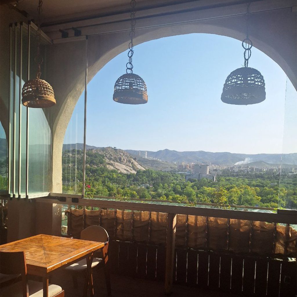 شیشه تاشو (جام بالکن)