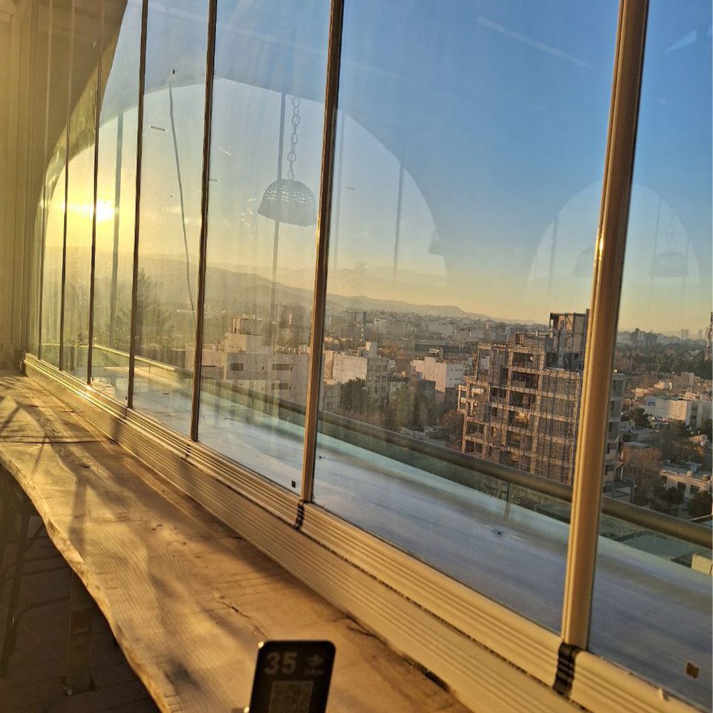 شیشه تاشو (جام بالکن)